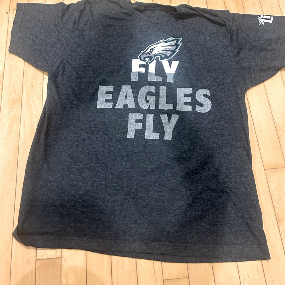 Men’s large Eagles shirt